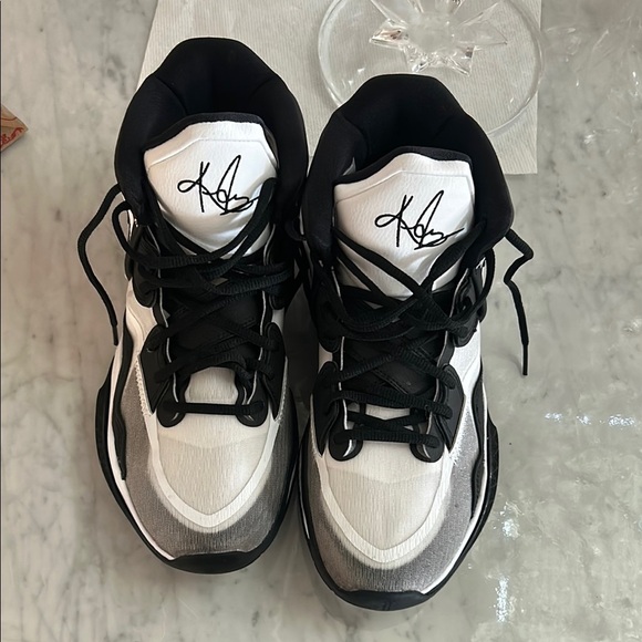 NEW Mens KYRIE Nike Black and White Basketball Shoes - Picture 10 of 10